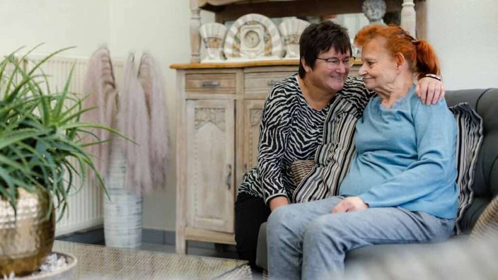 Due donne sedute in un soggiorno