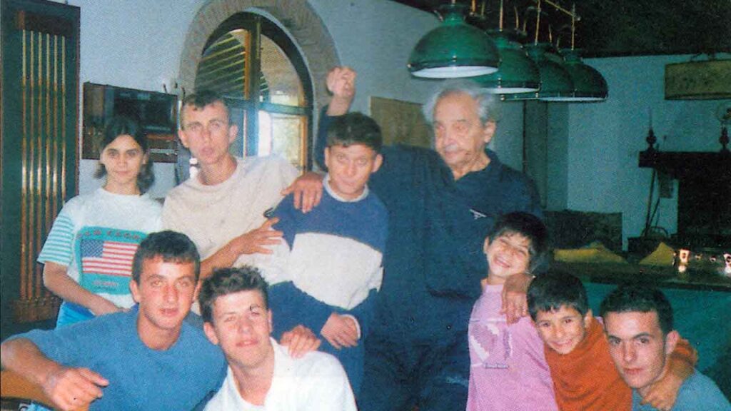 Fabrizio Mori con un gruppo di «Figli» - Ombre e Luci n.76 - 2001
