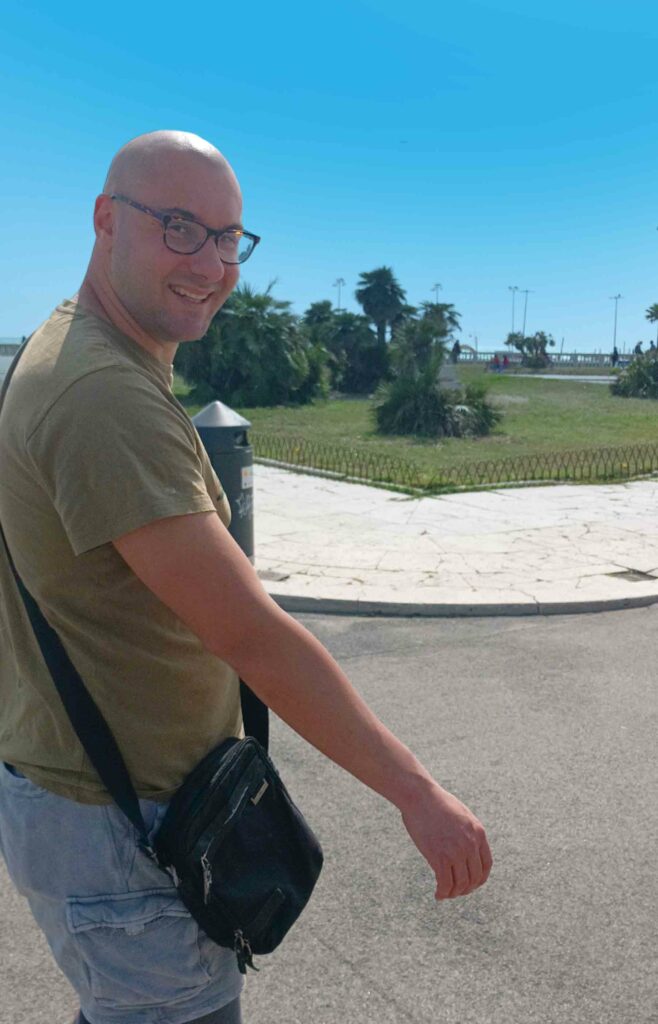 Un ragazzo sorride in un parco cittadino