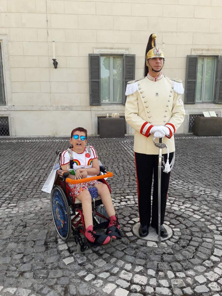 Person in wheelchair next to a Quirinal guard