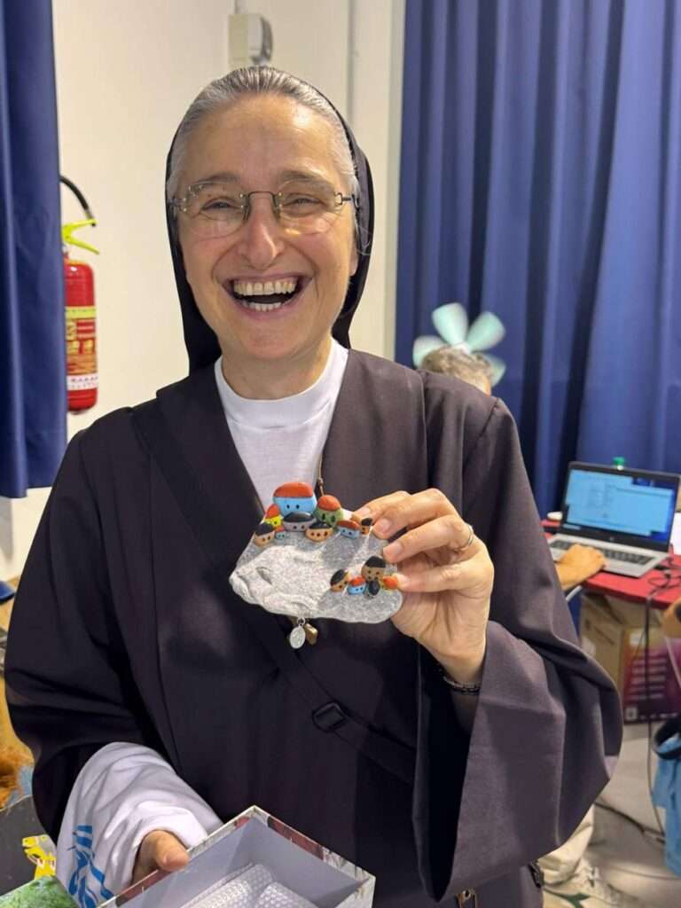 Suor Veronica a Pompei riceve un dono da Fede e Luce